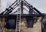 Двое детей сгорели в доме, пока мама работала