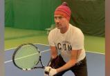 "Без рук ужасно трудно": Костомаров показал, как играет в теннис