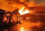Пожар на 6 800 «квадратов» потушили на авторынке в Набережных Челнах
