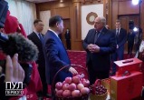 Си подарил Лукашенко яблоки, в ответ получил василек