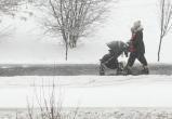 Глыба льда упала на коляску с ребенком в Санкт-Петербурге