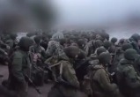 Как в кино: в сеть попало видео с молящимися перед боем российскими военными