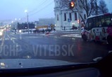 В центре Витебска кран без водителя скатился с горки и снес остановку