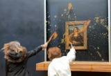 Экоактивистки облили супом Мону Лизу в парижском Лувре