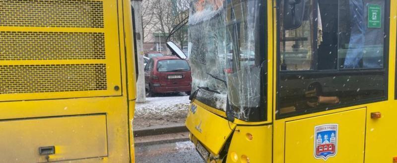 Девять человек попали в больницы после аварии двух автобусов в Минске