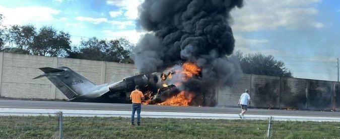 Самолет врезался в авто на трассе во Флориде