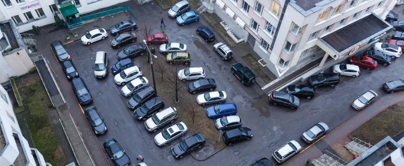 Сколько машин может парковать одна семья во дворе многоэтажки?