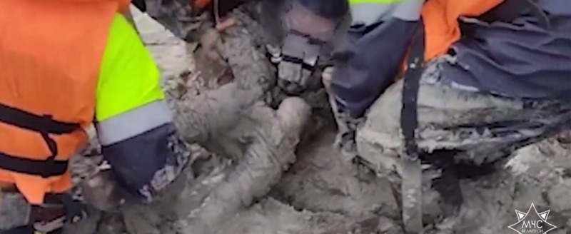 Спасатели достали 8-летнего ребенка, застрявшего в глине