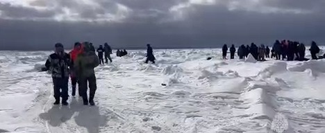 Более 80 рыбаков унесло на льдине в Охотском море
