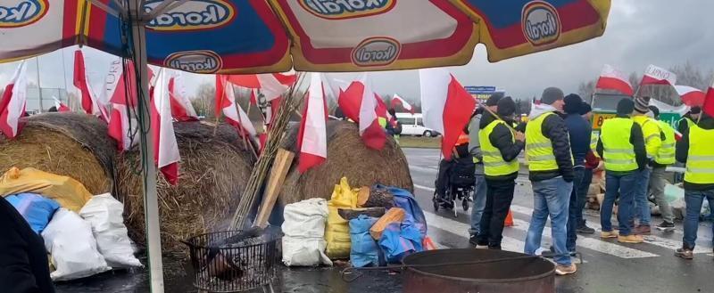 Протестующие поляки высыпали украинское зерно из вагонов поезда