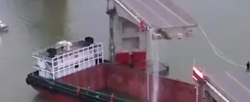 Капитан не вырулил: грузовое судно снесло часть моста в Гуанчжоу