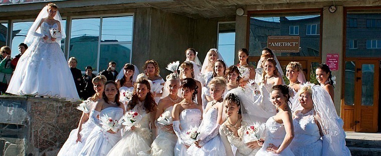 Россияне массово бронируют свадьбы на 24 февраля