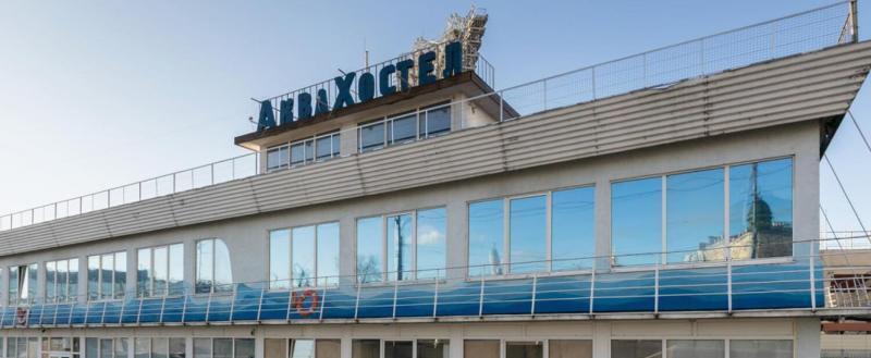 Отель-корабль чуть не утонул из-за льдины в Санкт-Петербурге