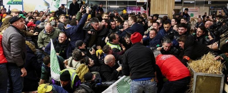 В Париже протестующие фермеры боролись с полицией на сельхозвыставке