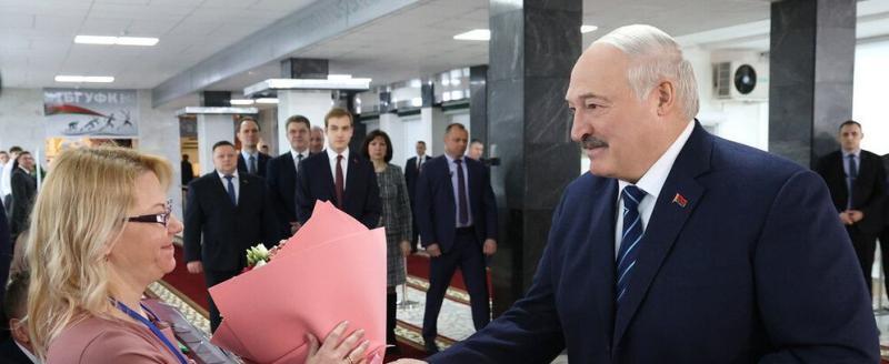 Книгу из сала подарили Лукашенко в буфете на избирательном участке