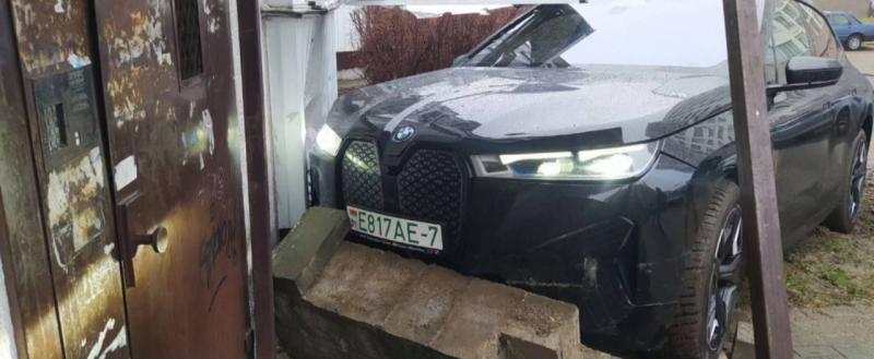 Водитель BMW въехала в подъезд дома в Минске