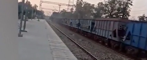 Неуправляемый поезд проехал почти 80 км в Индии