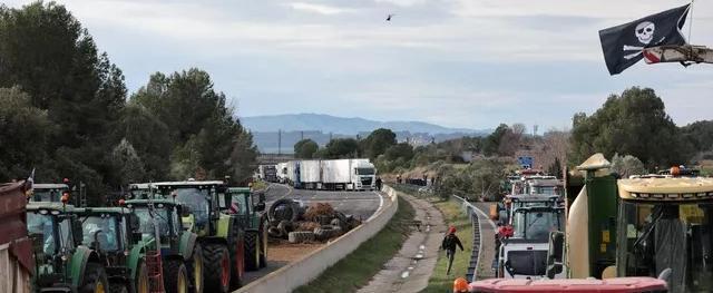 Фермеры блокируют дороги по всей Испании