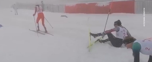 Не менее 9 лыжниц пострадали после массового завала на спартакиаде в Сочи