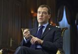Медведев назвал негодяями и предателями россиян, портящих урны с бюллетенями