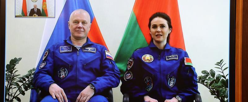 Лукашенко пригласил космонавтов Василевскую и Новицкого в гости на фирменный салат
