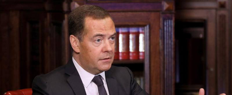 Медведев заявил о пользе отправки французских войск в Украину