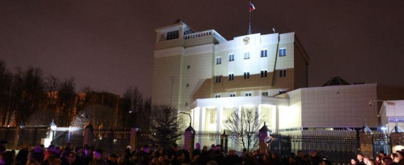 Белорусы несут цветы к зданию посольства России в Минске
