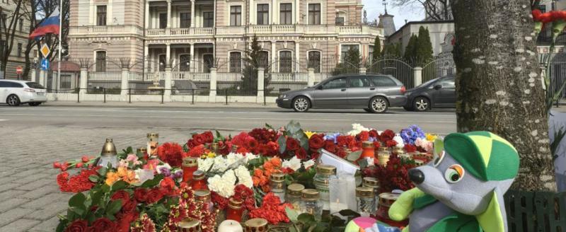 В Латвии не дают возлагать цветы в связи с терактом в 