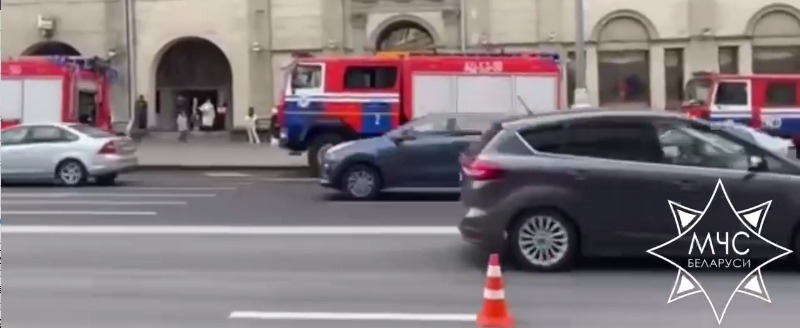 Сотрудники МЧС эвакуировали людей из метро Минска