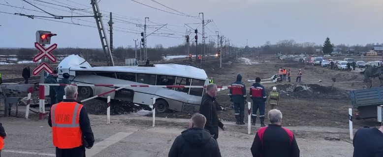Поезд и рейсовый автобус столкнулись из-за пьяного диспетчера, погибли 7 человек