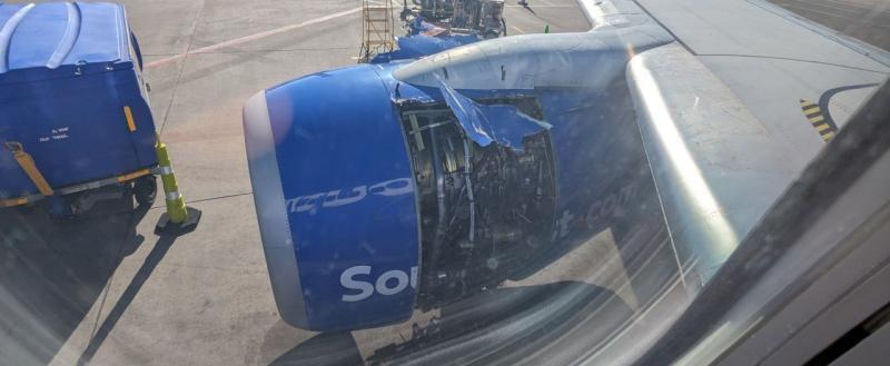 У самолета Boeing оторвало крышку двигателя во время взлета в Денвере