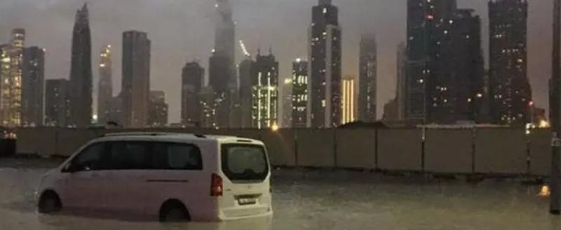 Ливни в ОАЭ затопили дороги и привели к отмене авиарейсов