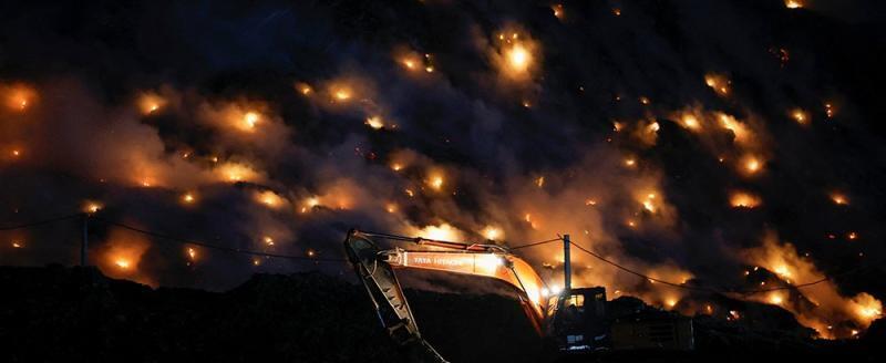 В Индии уже сутки горит гигантская свалка Газипур