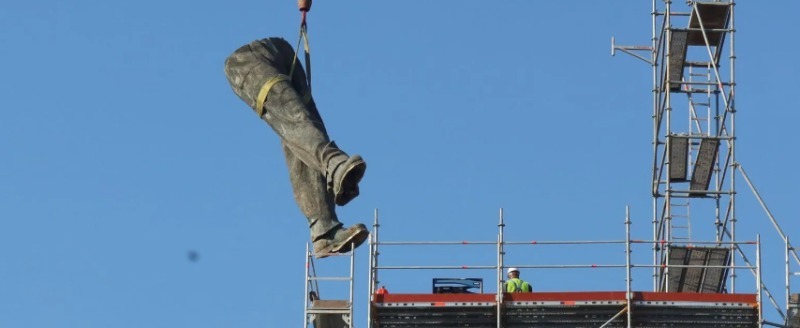 Снос памятника Советской армии возобновили в Болгарии