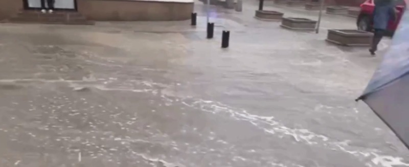 Москву накрыл сильный дождь, часть улиц затопило