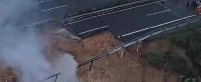 В Китае обрушился участок шоссе, 19 человек погибли