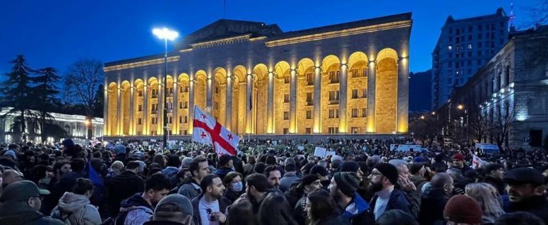Закон об иноагентах приняли в Грузии во втором чтении на фоне протестов