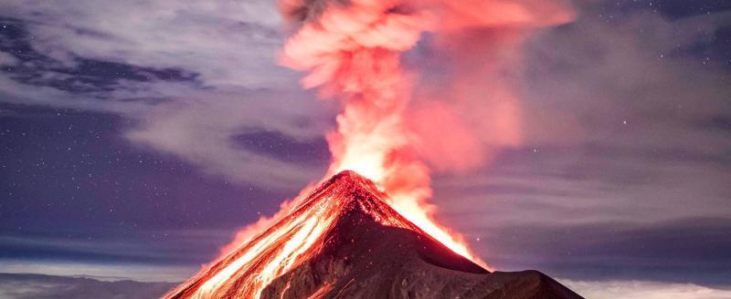 Захватывающее видео: молния ударила в вулкан в Гватемале