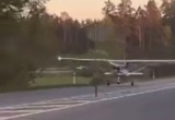 Самолет сел прямо на шоссе в Таллине