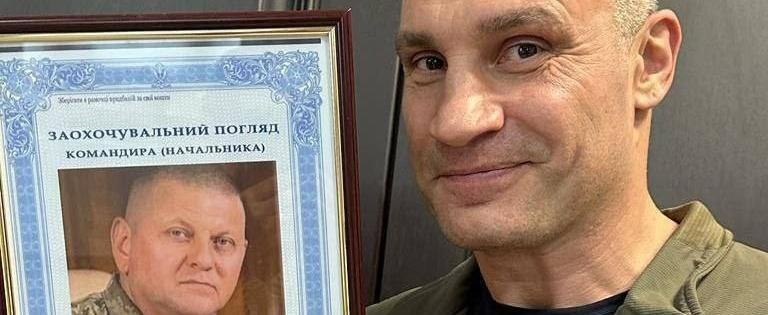 Мэр Киева Кличко держит снимок Залужного