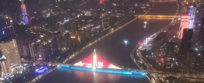 В Китае сделали медиафасад из моста: произведение искусства и место для рекламы
