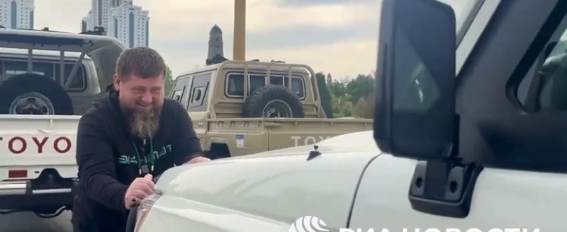 Кадыров тягает внедорожник Toyota - видео