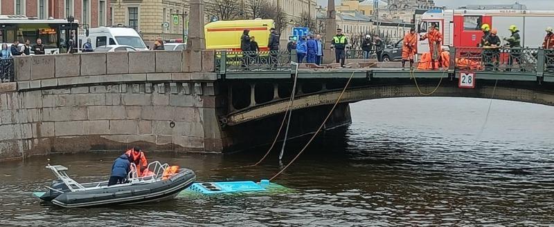 В Санкт-Петербурге автобус с 20 пассажирами упал в реку Мойку
