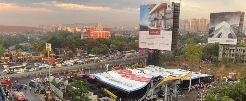 Гигантский билборд убил 14 человек в Индии