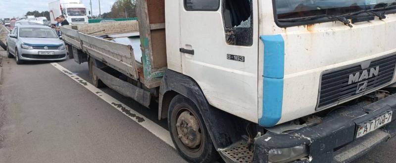Отвлекся на навигатор: грузовик сбил легковушку на МКАД