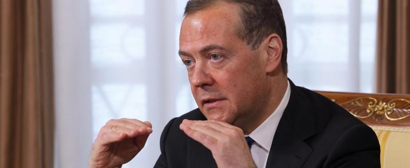 Медведев пригрозил созданием санитарной зоны в Польше
