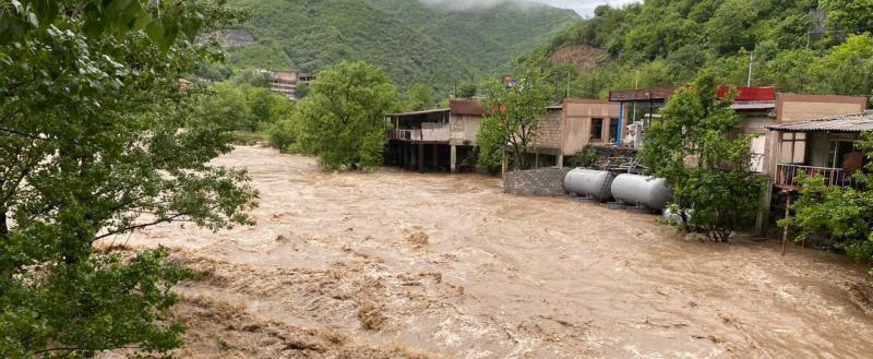 Наводнение в Армении разрушает дороги и мосты