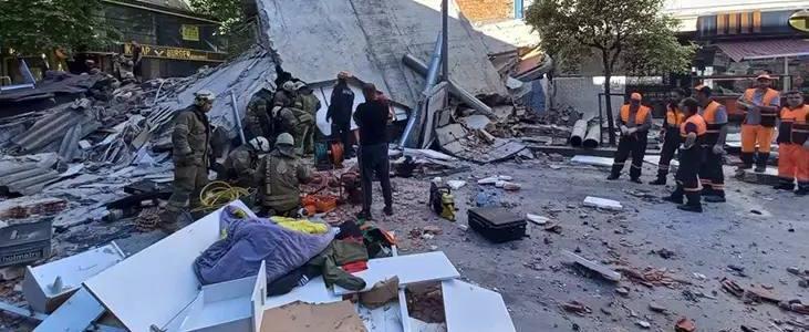Дом рухнул в Стамбуле: есть погибший