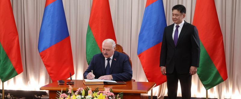 Лукашенко подписал договор о дружбе с президентом Монголии Хурэлсухом