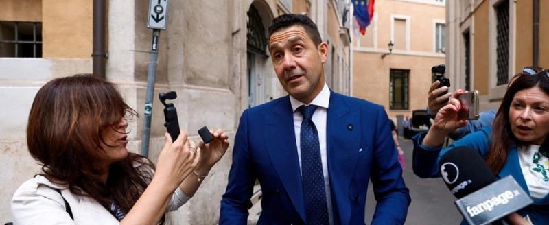 Итальянский министр призвал Макрона надеть каску и ехать на войну в Украину